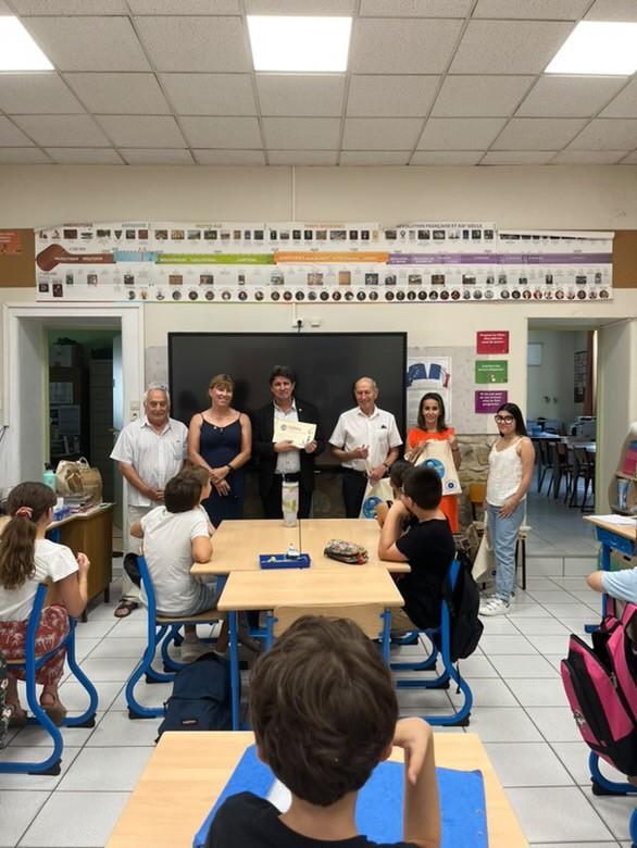 Le service de l’ONaCVG en compagnie de la directrice de l’école et des deux vices président du conseil départemental du délégués aux ancien combattant.